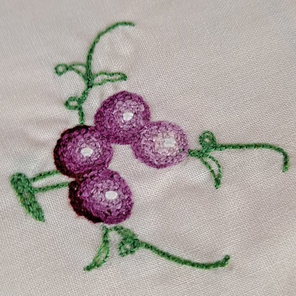 Vintage 1970s Embroidered Floral Tablecloth with 6 Embroidered Napkins Square - Picture 9 of 15